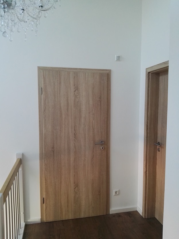 helle-holz-tuer-flur-parkettboden.jpg