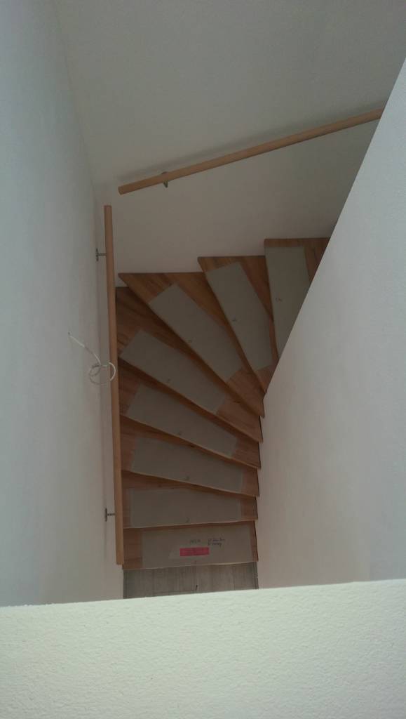 helle-holztreppe-innenbereich-weiss-wand.jpg