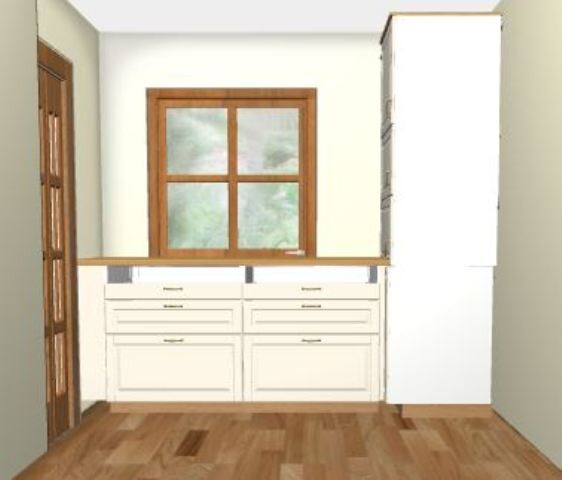 Küche mit weißen Schränken, Fenster mit Holzrahmen, rechts hoher Weißschrank, Holzboden.