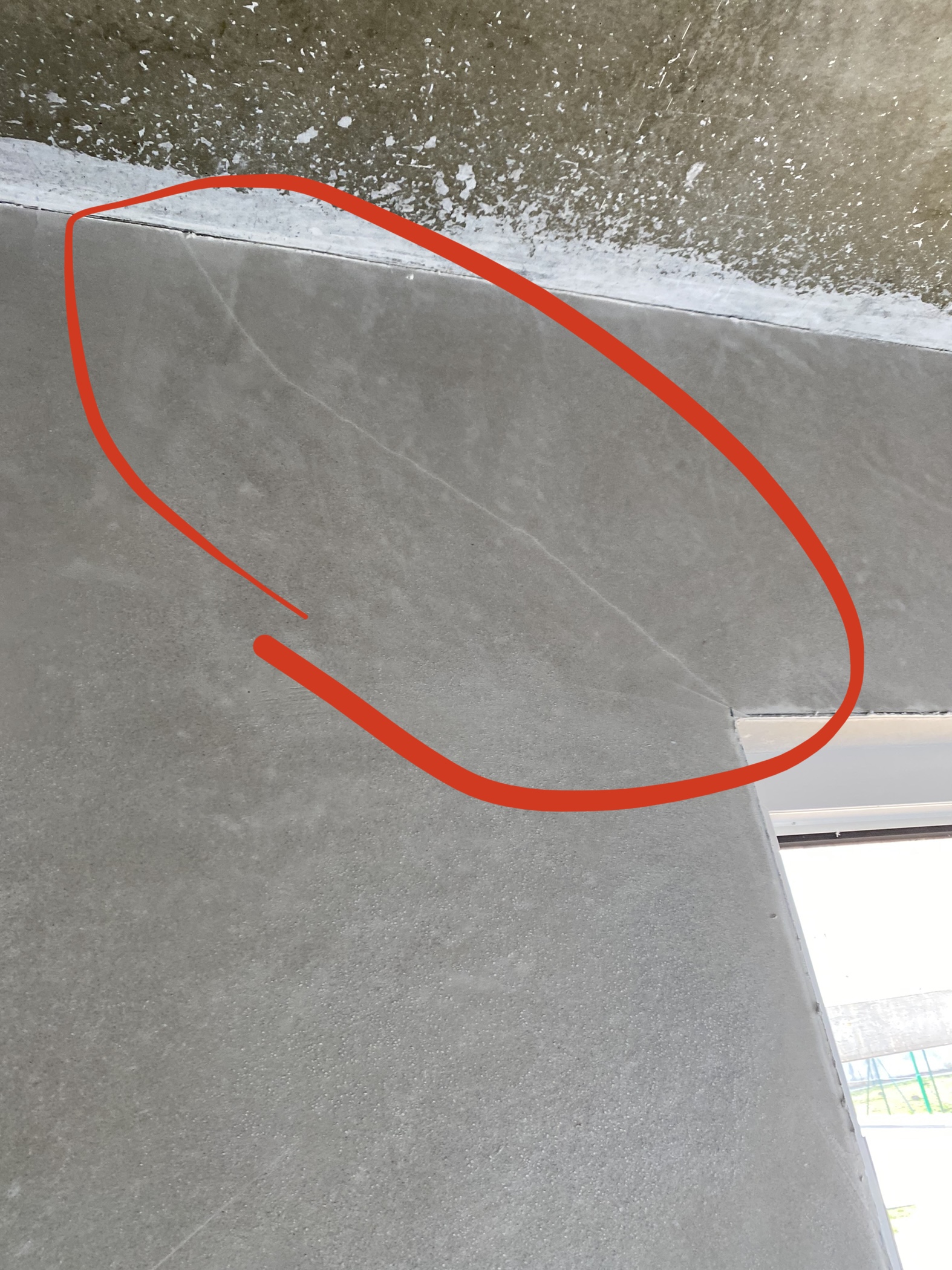 helle-linien-auf-frischem-innenputz-zukuenftige-risse-562119-1.jpeg