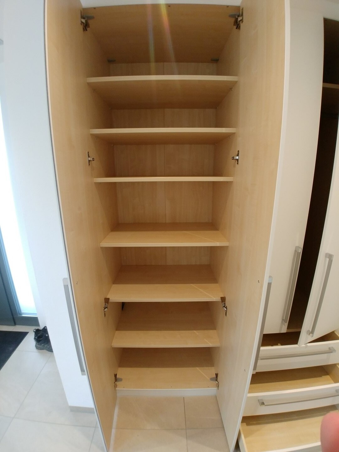 Offener Holzschrank mit mehreren verstellbaren Regalböden, leer.