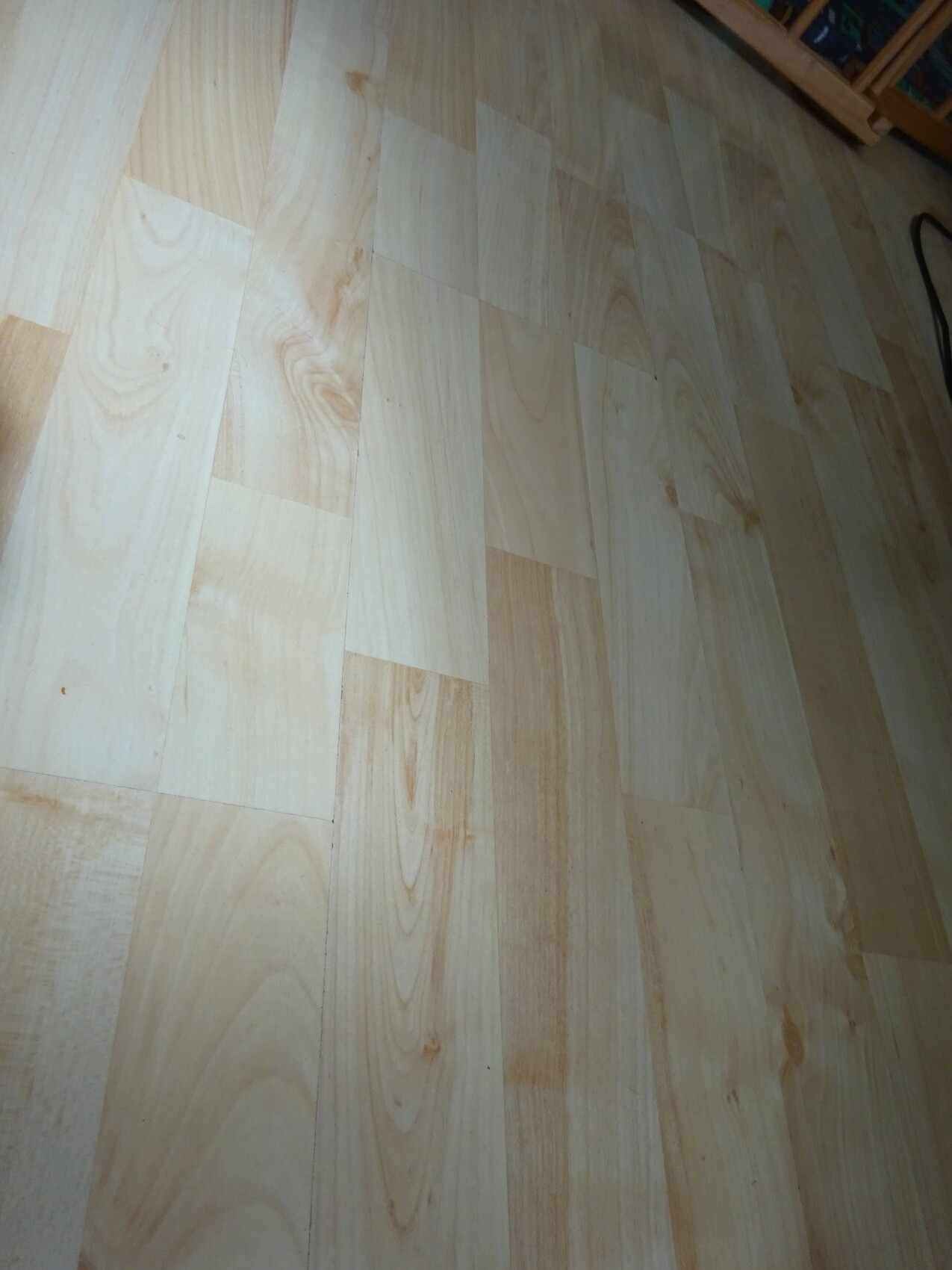 Heller Holzboden aus Holz-Dielen, Parquet-Optik, Innenraumaufnahme.