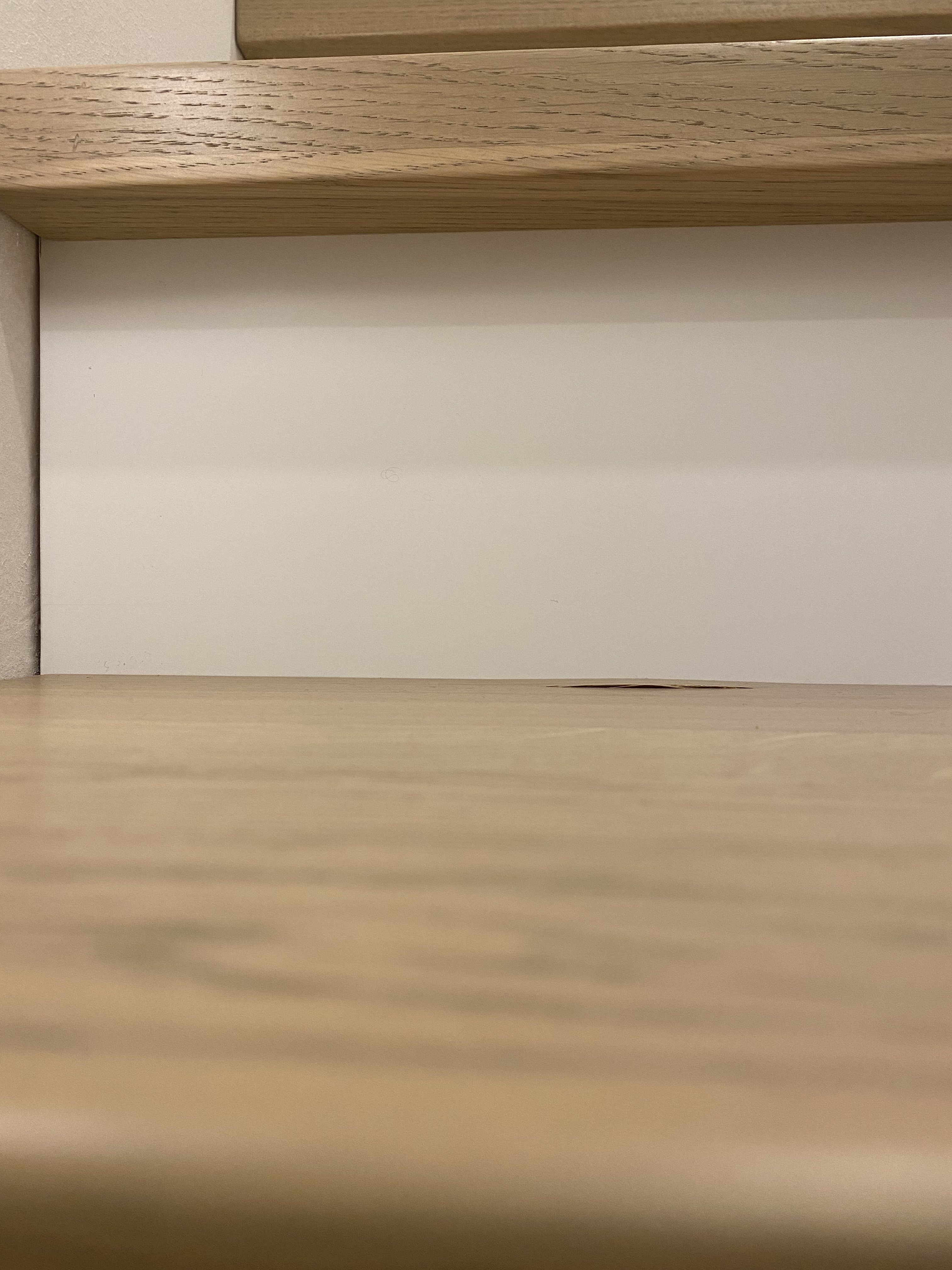 heller-holz-boden-weisse-wand-innenraum.jpeg