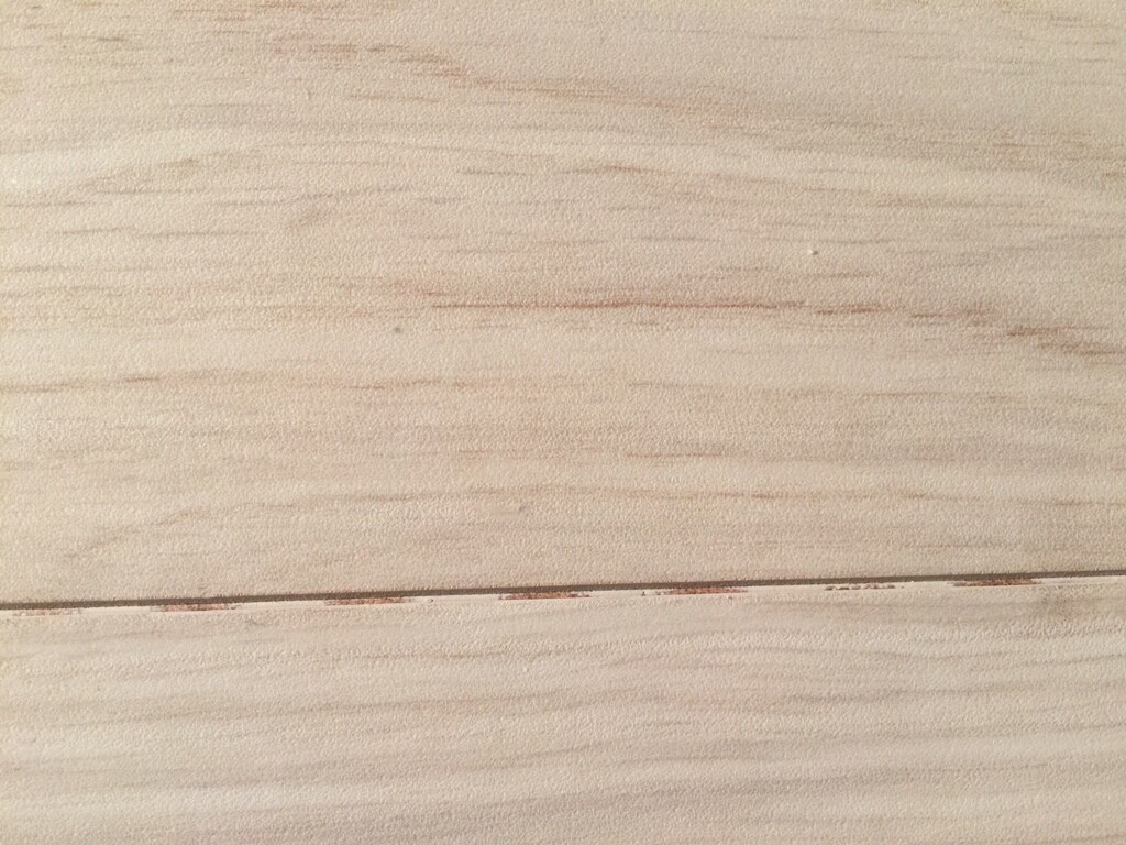 Nahaufnahme heller Holzbodenplatten aus Holzdielen