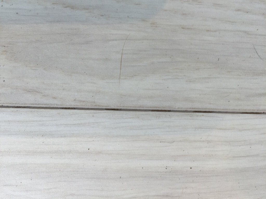 Heller Holzfußboden mit breiten Dielen, sichtbarer Maserung und Fugen