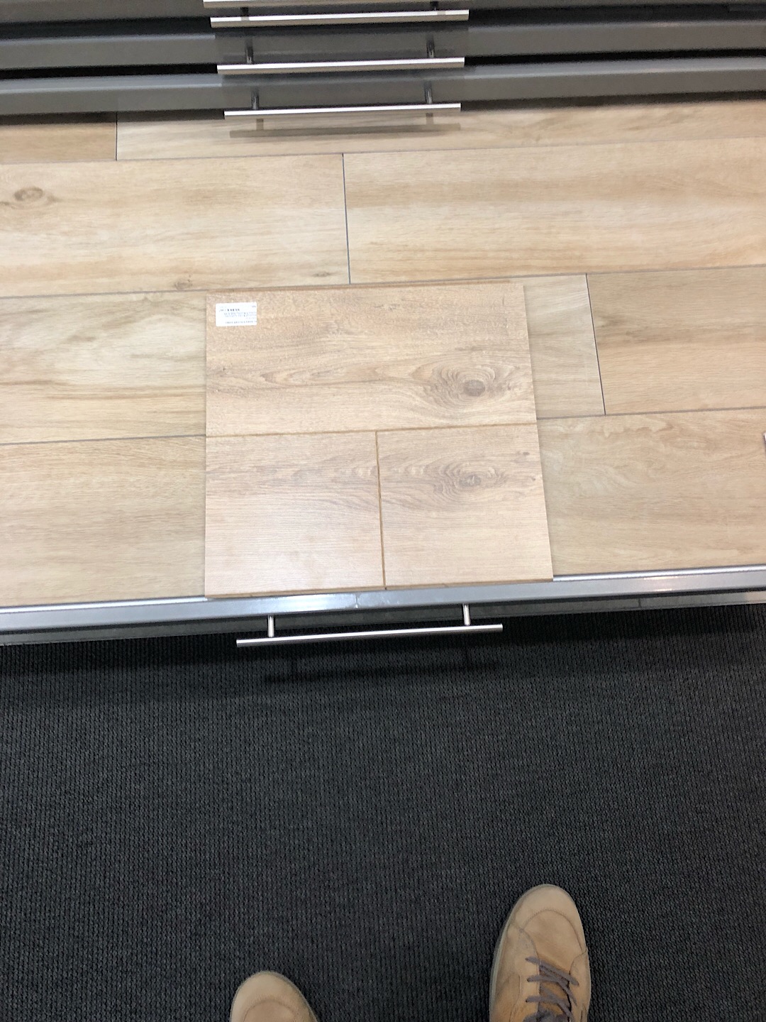 heller-holzoptik-bodenbelag-proben-showroom.jpeg