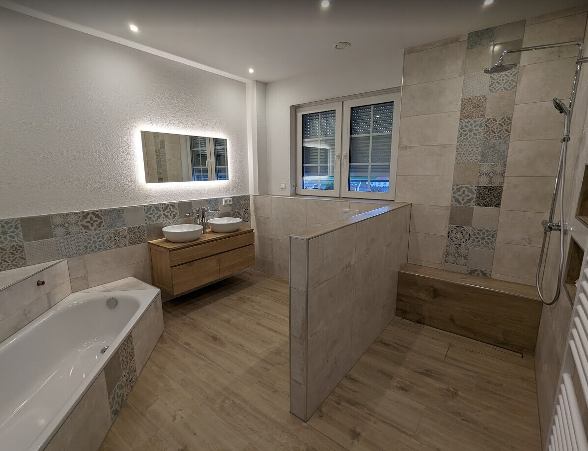 Modernes Badezimmer mit Badewanne links, Doppelwaschbecken, Duschbereich rechts, Fenster in Mitte.