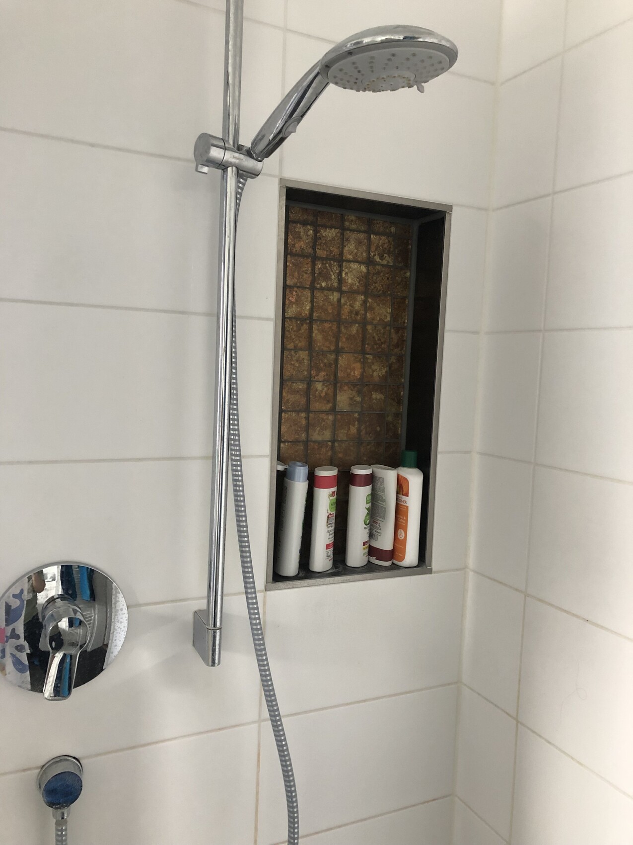 helles-bad-dusche-mit-chrome-armaturen-und-nische.jpg