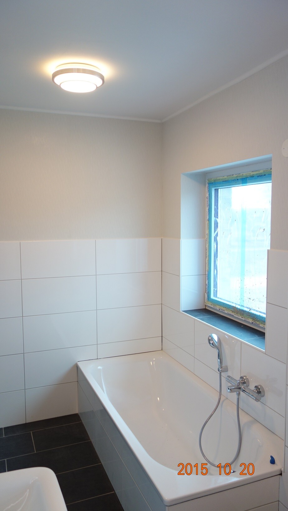 helles-bad-mit-wanne-und-fenster.jpg