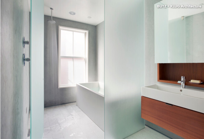 Modernes Badezimmer mit Badewanne am Fenster, Dusche links, Waschtisch aus Holz rechts.