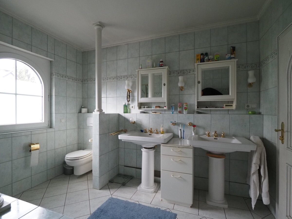 helles-badezimmer-doppelwaschtische-spiegel.jpg