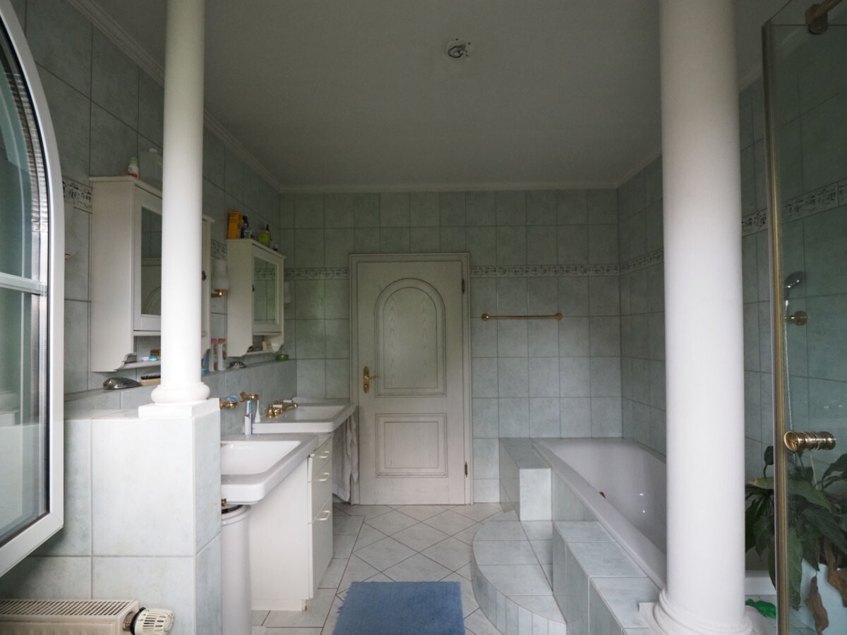 helles-badezimmer-mit-doppelwaschbecken-badewanne-und-dusche.jpg