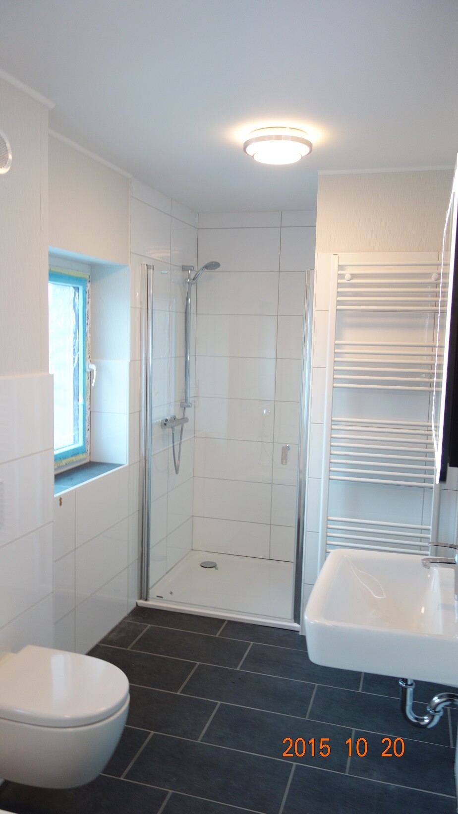 helles-badezimmer-moderner-dusche-wc-sanitärbereich.jpg