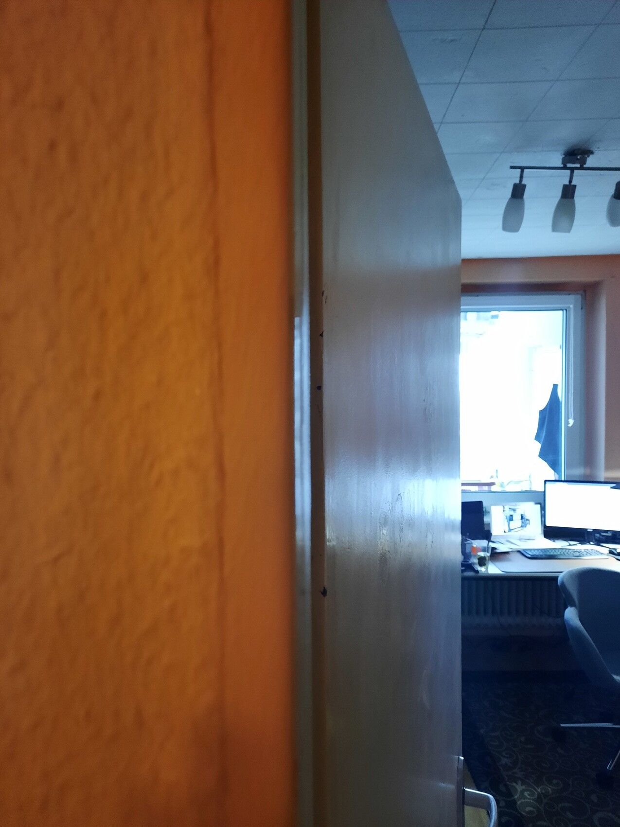 helles-innenraum-buero-mit-tuer-und-schreibtisch.jpg
