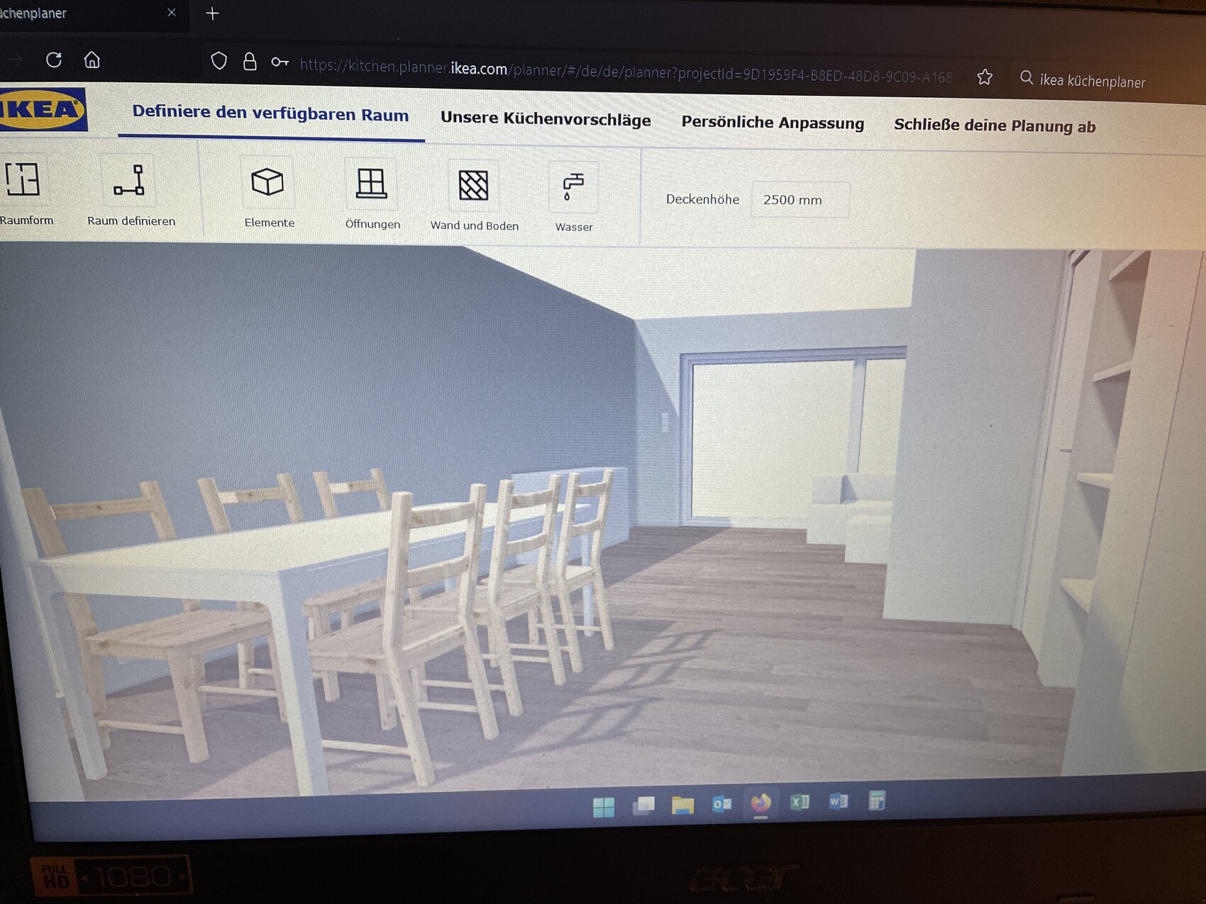 Küchen-/Essbereich: Langer weißer Tisch mit Holzstühlen, blaue Wände und Holzboden.