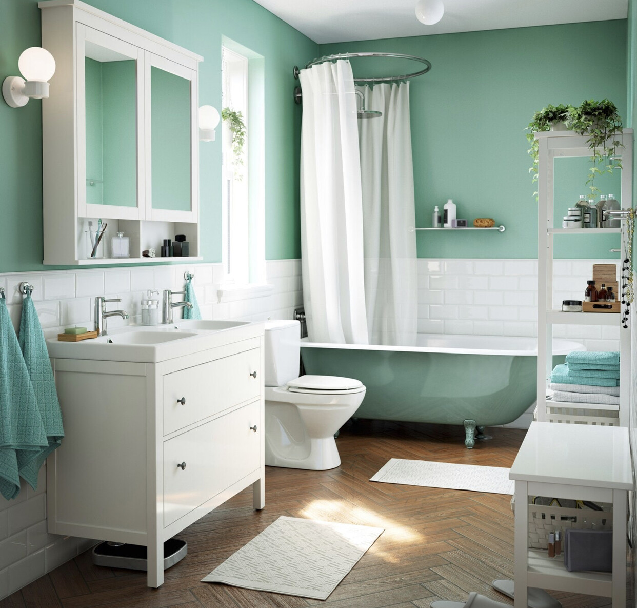 Mintgrünes Badezimmer mit weißem Doppelwaschtisch, freistehende grüne Badewanne, Dusche.