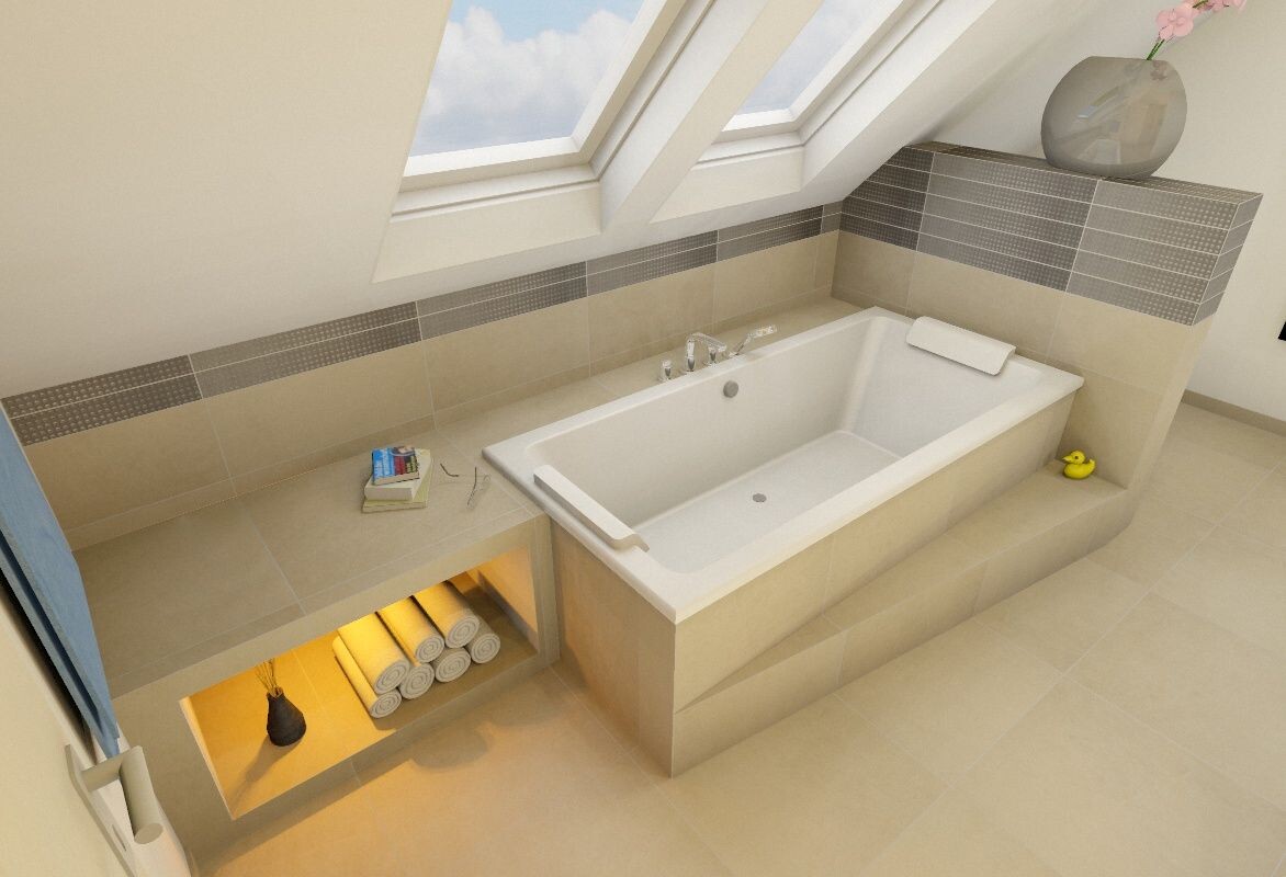 Große Badewanne im Badezimmer unter Dachfenstern, beige Fliesen, graue Zierleisten; Gummi-Ente am Rand.