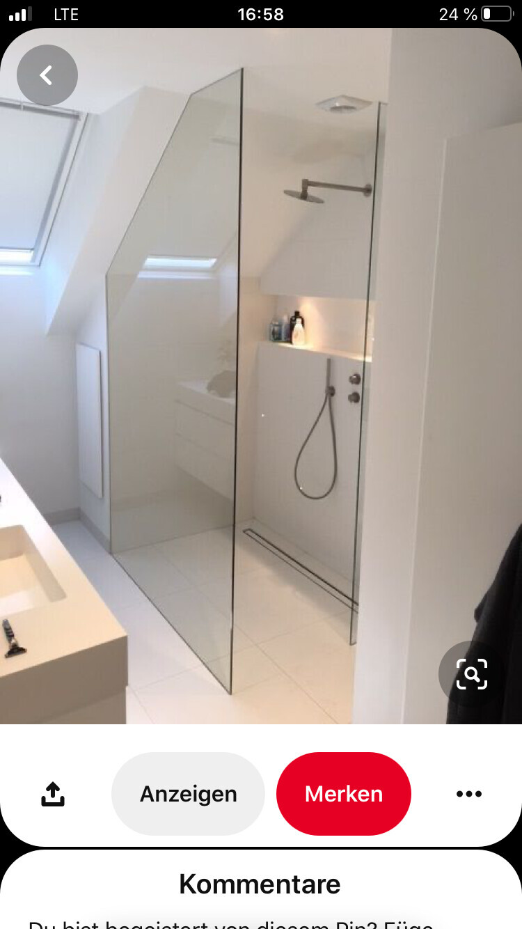 Modernes Badezimmer mit Glas-Duschkabine, Handbrause, Ablage und Fenster.