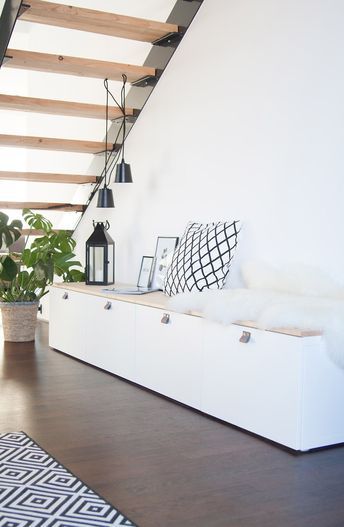 helles-modernes-wohnzimmer-mit-weissen-moebeln-und-holztreppe.jpg