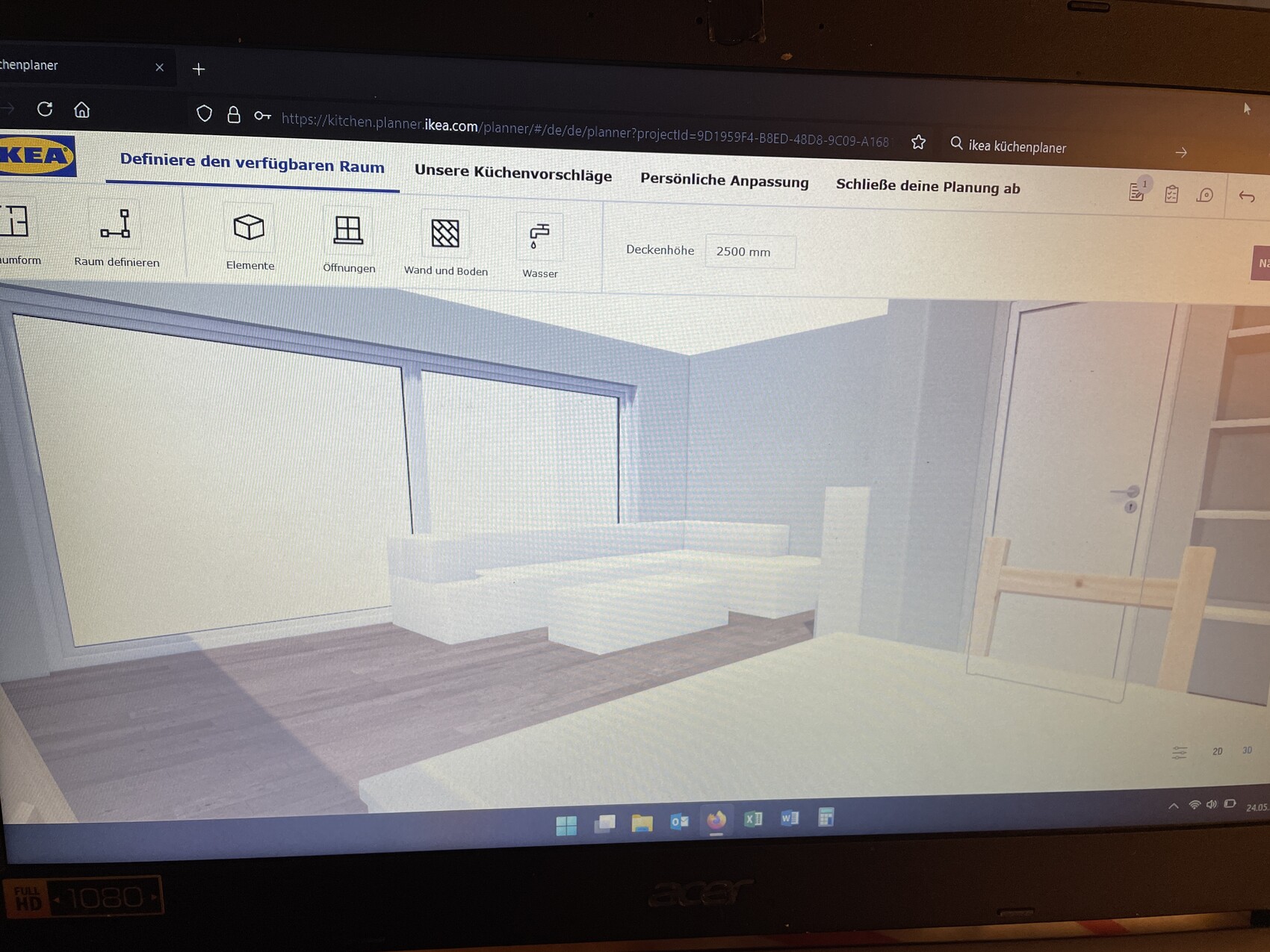 Helles Wohnzimmer im IKEA-Planer: weiße Couch, dunkler Holzboden, große Fensterfront, Tür.