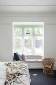 helles-schlafzimmer-mit-bett-window-seat-und-kissen.jpg