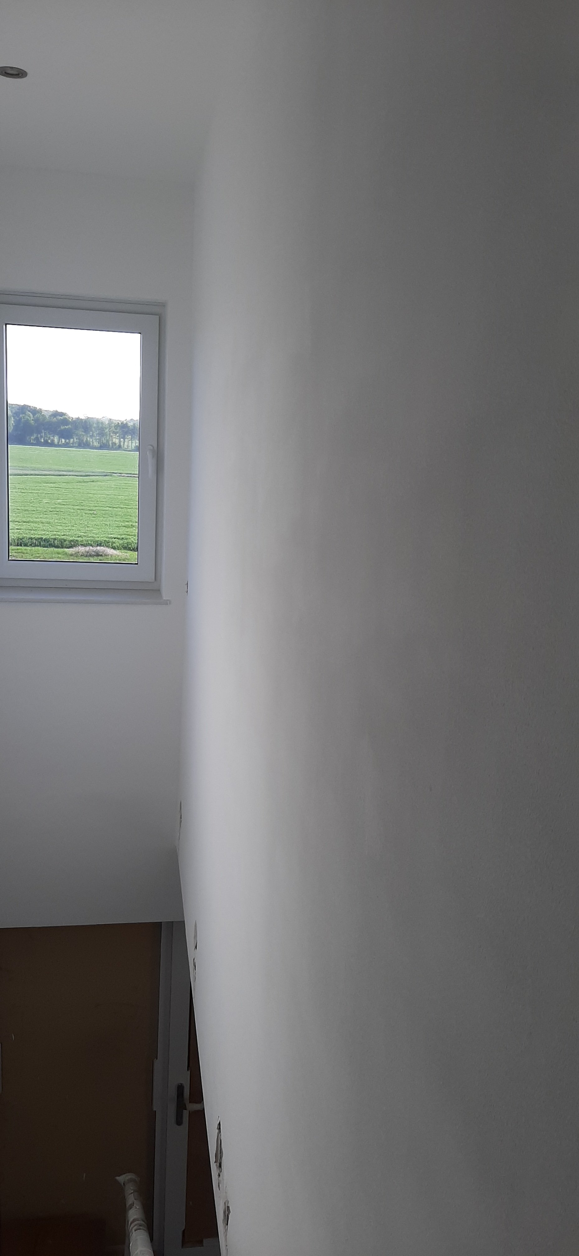helles-treppenhaus-mit-weisser-wand-und-fenster.jpg
