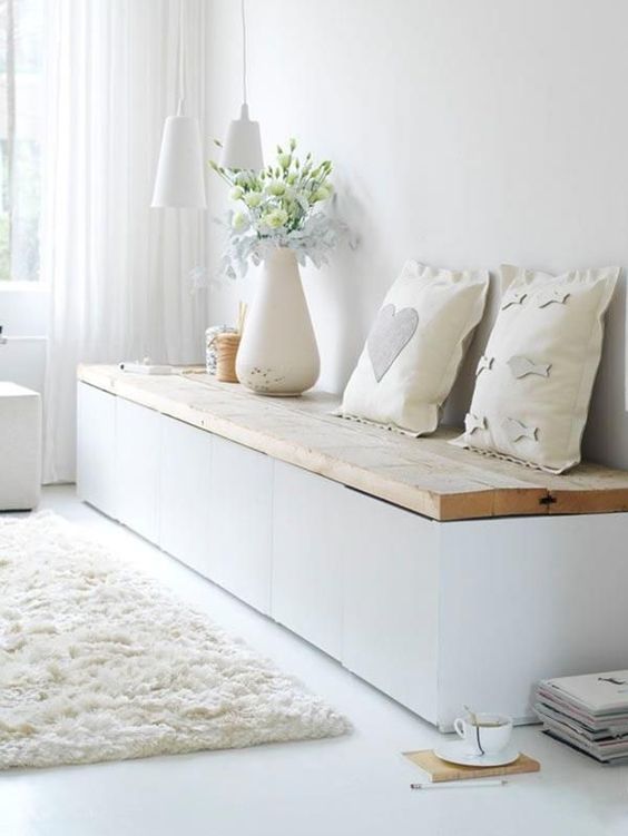 helles-wohnzimmer-mit-weissen-moebeln-und-vase.jpg