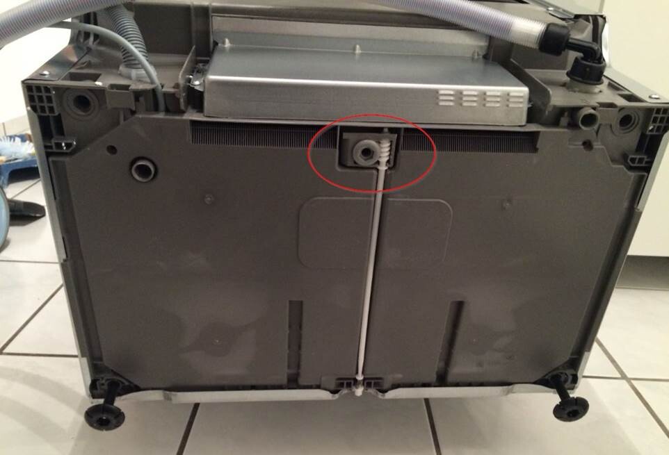 Rückseite eines Druckers; Kabel steckt im Anschluss am Gehäuse (roter Kreis).