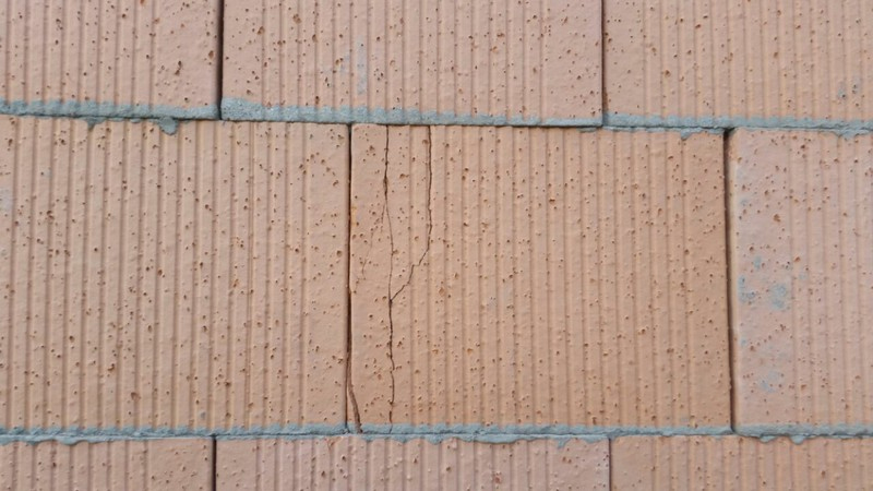 hintermauerziegel-beschaedigt-und-spalten-89959-3.jpg