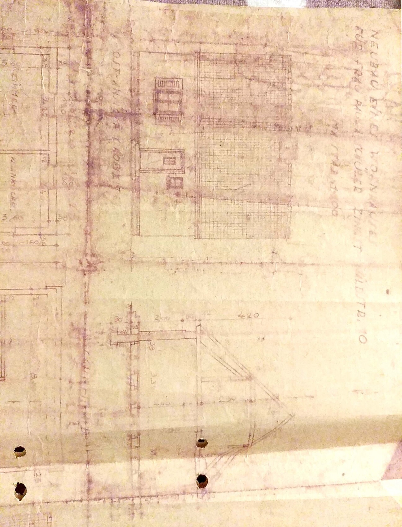 Historische Bauzeichnung eines Hausgrundrisses mit Maßen und Notizen