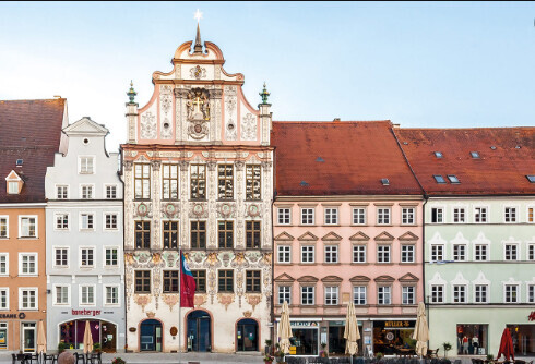 Historische Fassadenreihe am Marktplatz mit farbigen Giebelhäusern