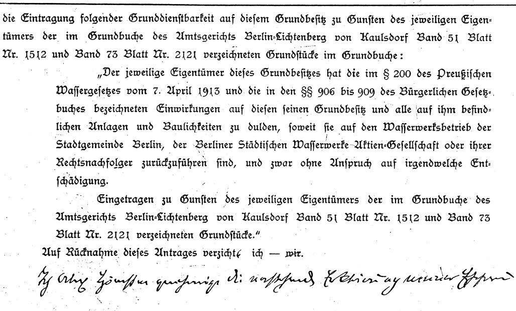 Historischer Grundbuchauszug in Frakturschrift mit Paragrafentext und Unterschrift