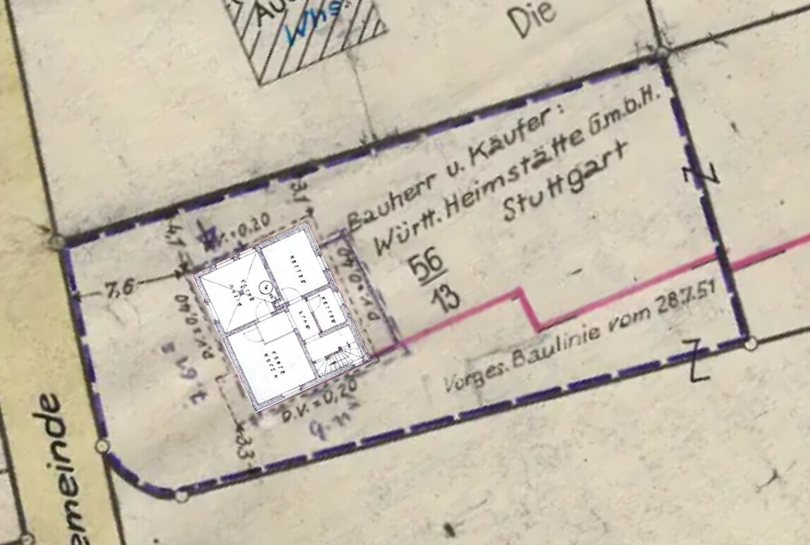 Historischer Grundriss/Grundstücksplan mit blauem Umriss und kleinem überlagertem Innenlayout.