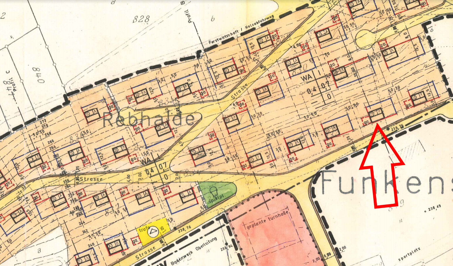 Detailreicher Straßen-Lageplan mit vielen Wohnhäusern, gelber Hauptstraße und rotem Pfeil markiert.