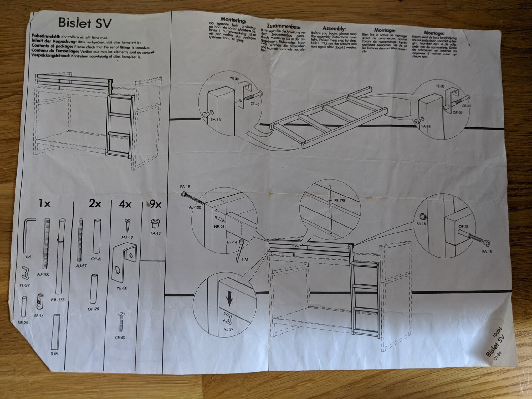 Schwarz-weiß Montageanleitung für Hochbett mit Leiter und Teileliste.