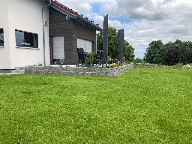 hochterrasse-mit-natursteinen-ideenfindung-507581-2.jpg