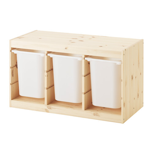 Holzregal mit drei weißen Aufbewahrungsboxen