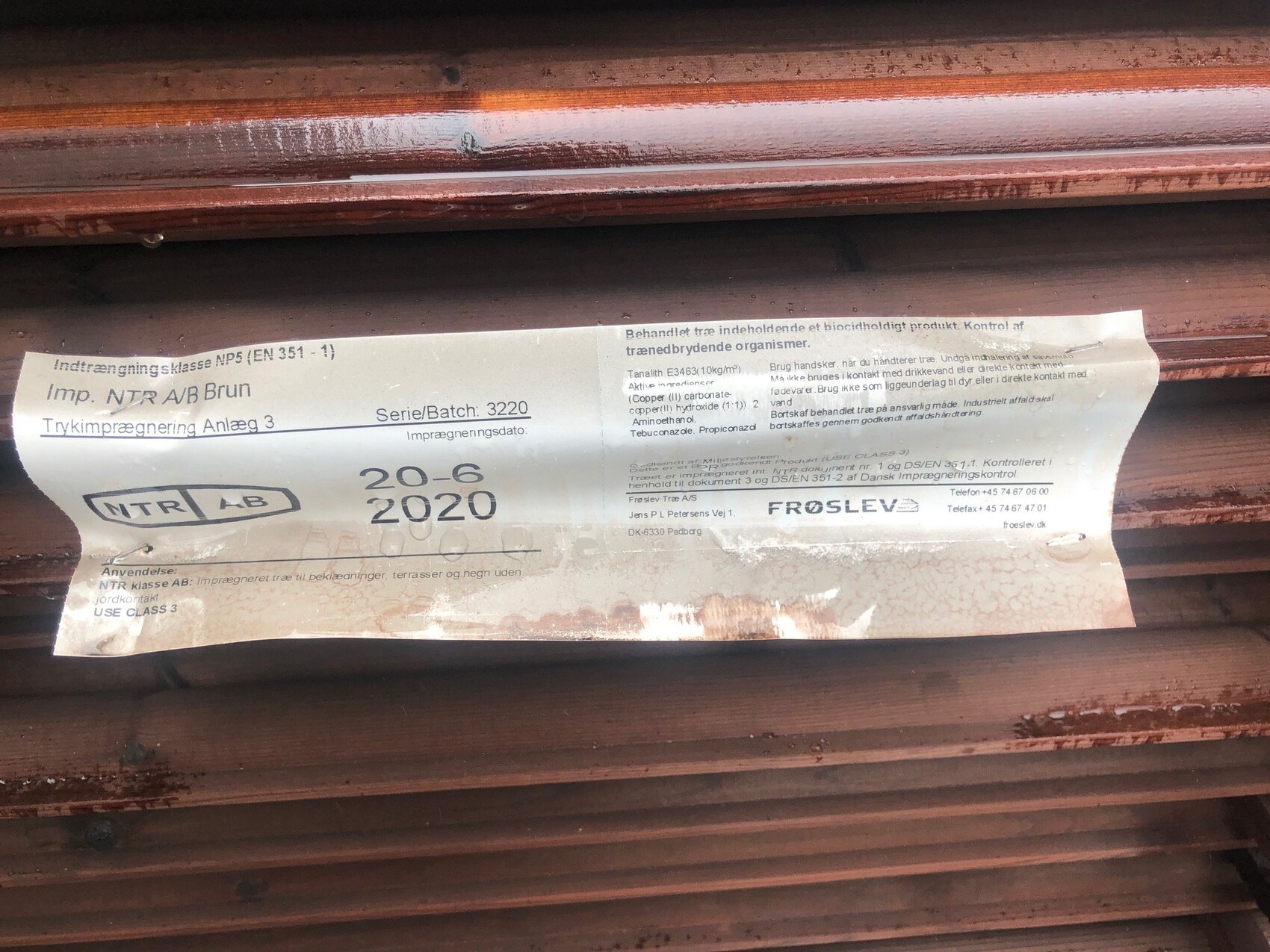 Stapel brauner Holzbretter mit Etikett