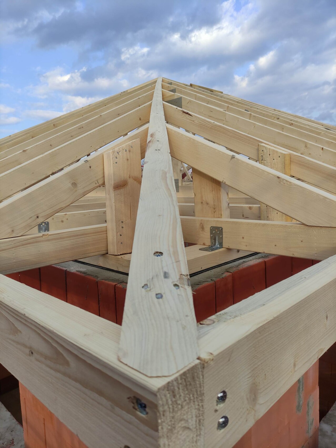 Holz-Dachkonstruktion mit Dachstuhlrahmen auf Baustelle, Balkenstruktur im Rohbau