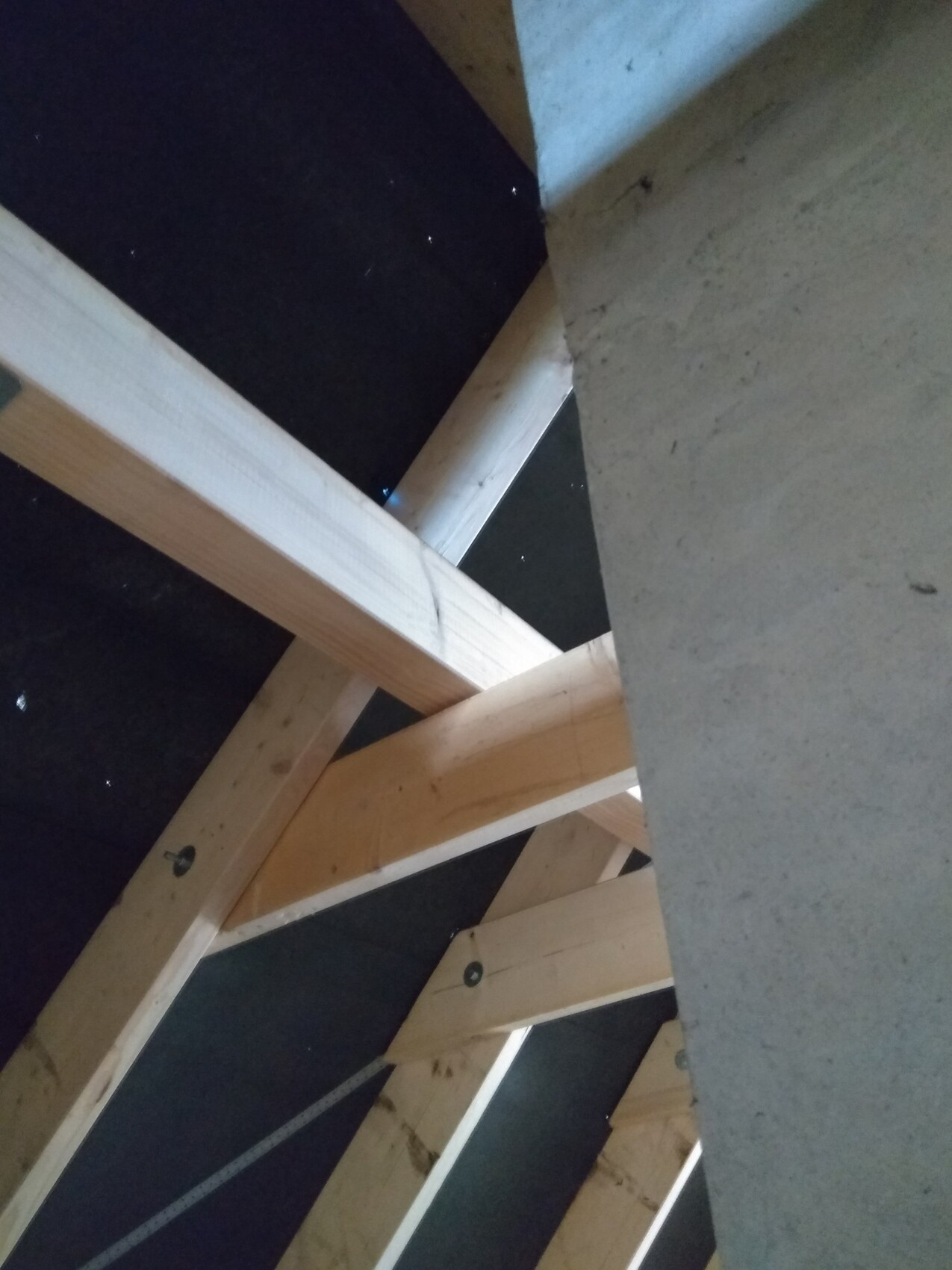 Holz-Dachkonstruktion mit Dachbalken im Rohbau