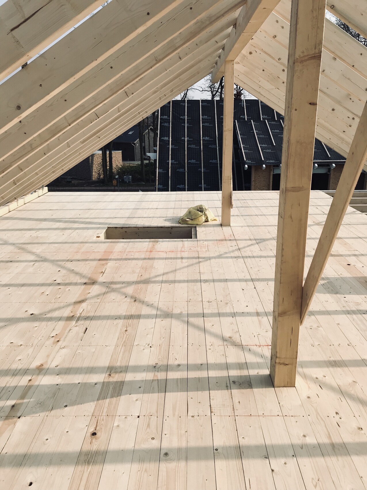 Rohbau: Holzrahmen-Dachkonstruktion auf Holzbodenplatte mit Balken