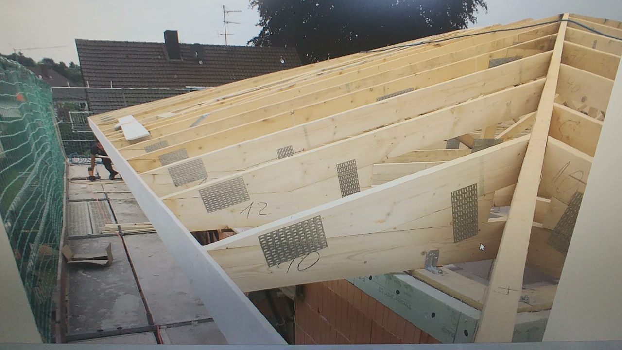 holz-dachstuhl-aufbau-dachkonstruktion-baustelle.jpg