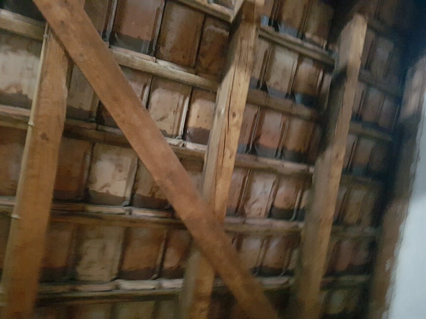 Dachboden mit Holzbalken, Diagonale Strebe und Holzwänden.