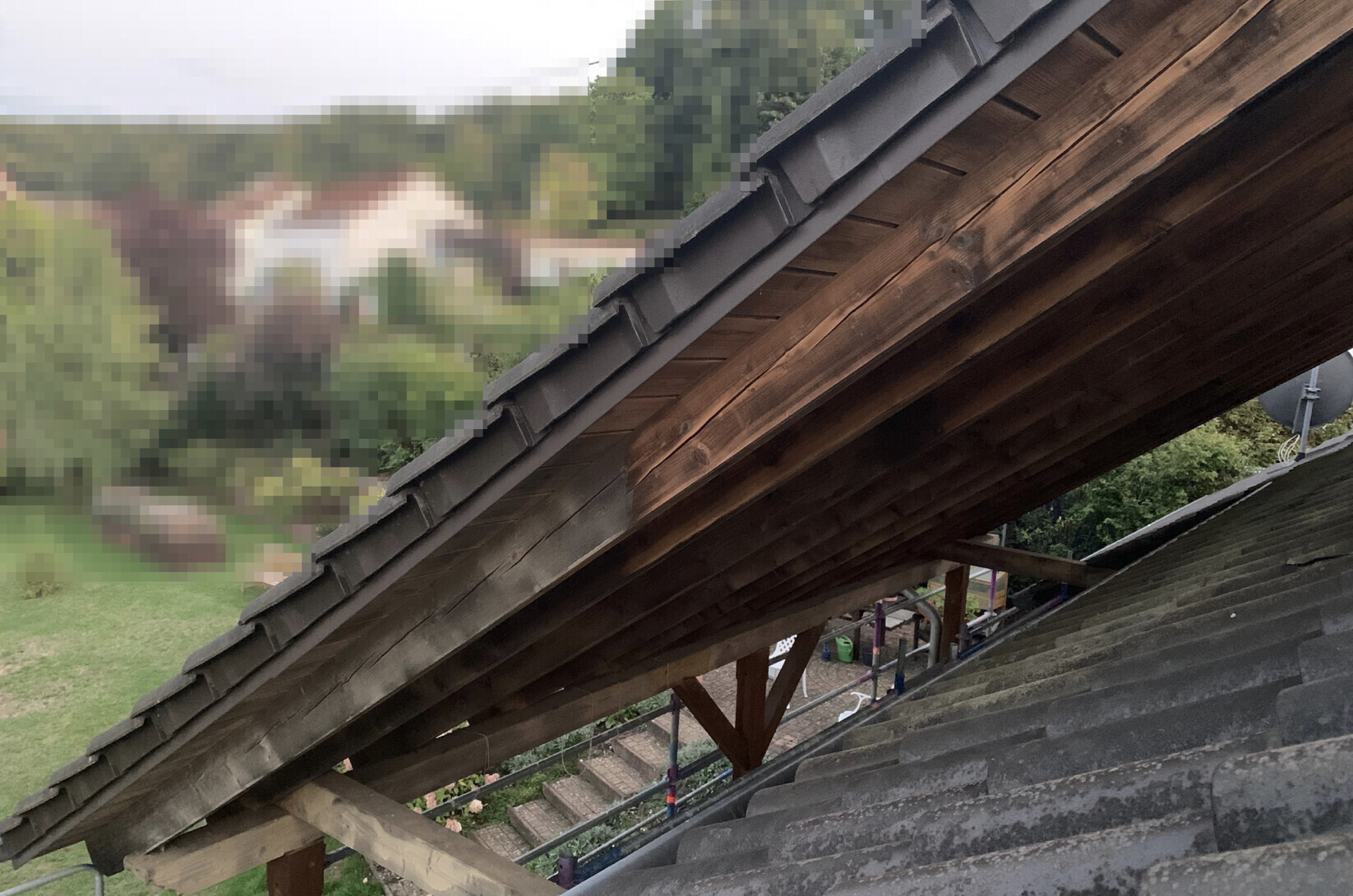 holz-dachstuhl-unterkonstruktion-im-bau.jpg