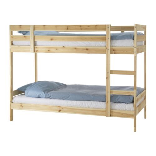 Holzbunkbett mit Leiter, zwei Schlafebenen und blaue Bettdecken