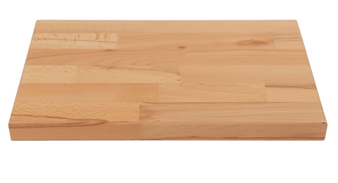 Helles rechteckiges Schneidebrett aus Patchwork-Holzplatten, glatte Oberfläche.