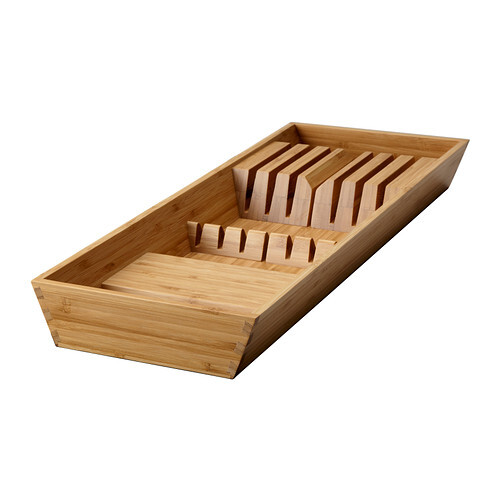 Holz-Schubladeneinsatz mit Fächern für Besteck in einer Küchenschublade.