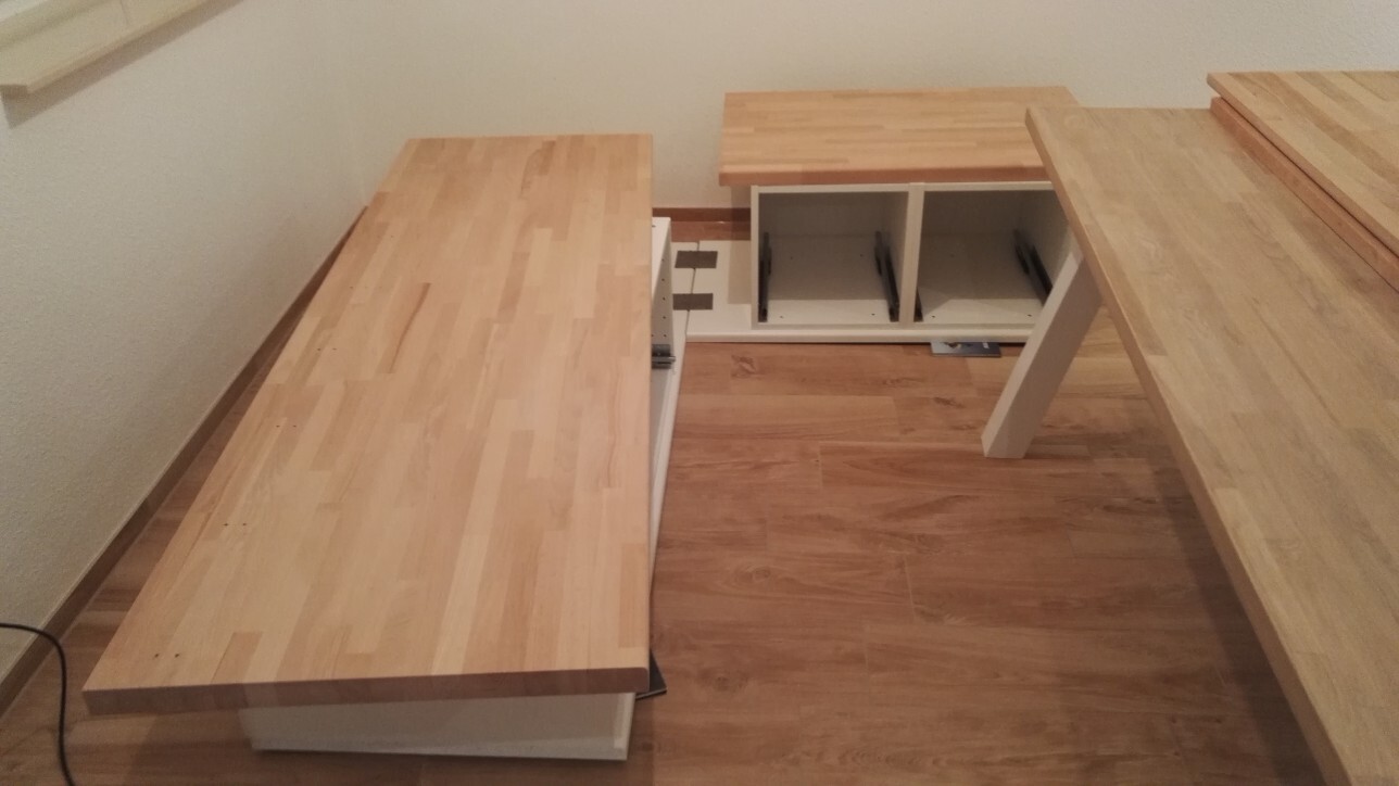 Holzarbeitsplatten und Unterschränke in einer Werkstatt, DIY-Küche im Bau.