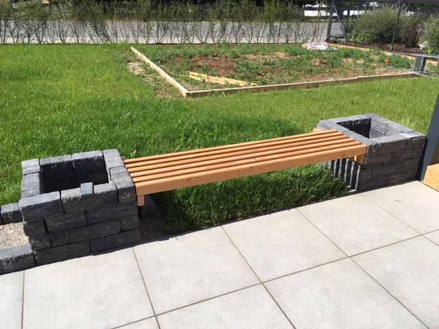 holzbank-terrasse-steinblock-mauern-gruene-garten.jpeg