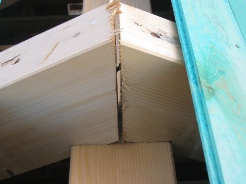 Nahaufnahme einer Holzverbindung im Rohbau mit sichtbarer Fuge